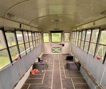 Amerikaanse schoolbus zonder banken